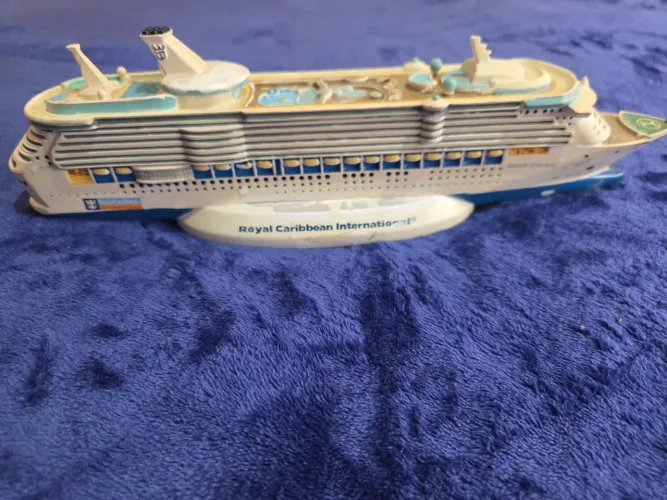 Miniatura de navio de cruzeiro Allure of the Seas da Royal Caribbean International