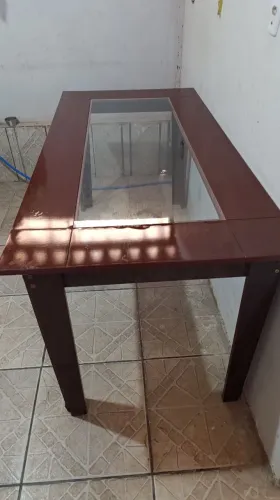 Mesa com vidro central grande