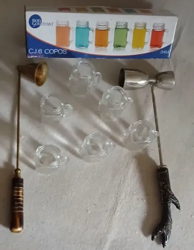 Kit copinhos para licor + dosador de drinks + brinde