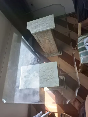 Vendo mesa de mármore com tampo de vidro.