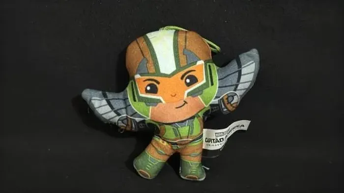 CAPITÃO AMÉRICA FALCÃO MARVEL PELÚCIA 12 CM