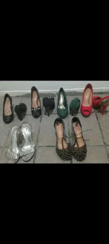 Vários sapatos de salto alto 