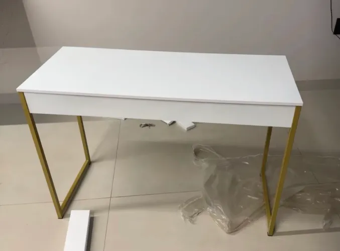 Escrivaninha nova na caixa