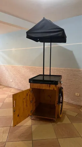 carrinho ambulante estilo ?food cart? artesanal de madeira com roda de bicicleta e toldo