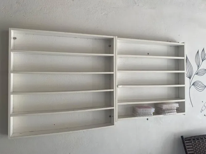 Mesa e expositores de manicure e ventilador