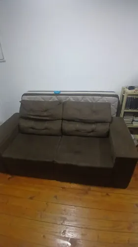 Sofá cama de dois lugares.