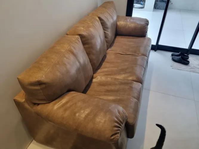 Sofa em couro sintético, modelo clássico, semi novo
