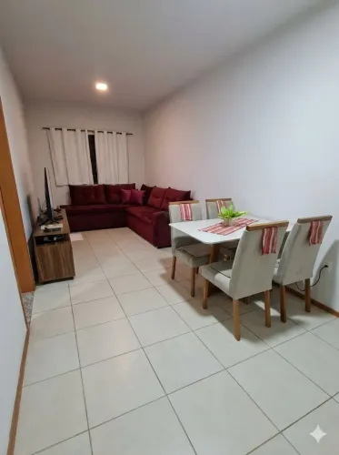 Sofá grande, muito conservado, em L, de veludo marsala.