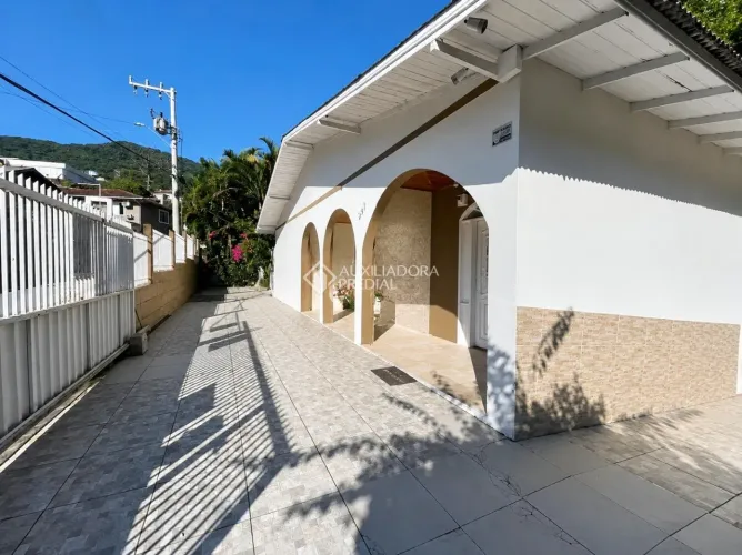 Casa semi-mobiliada para locação | 3 dormitórios | Amplo terreno | Itacorubi | Florianópol