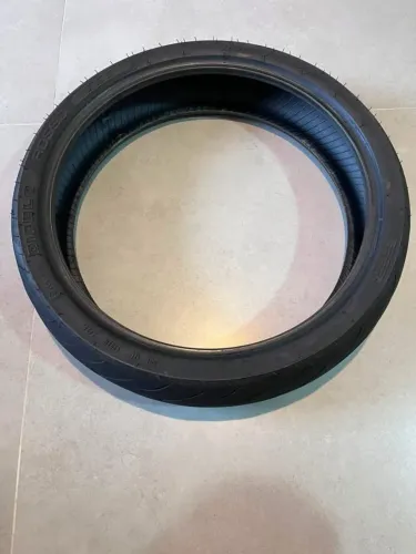 Pneu dianteiro moto 110/70 R17 usado