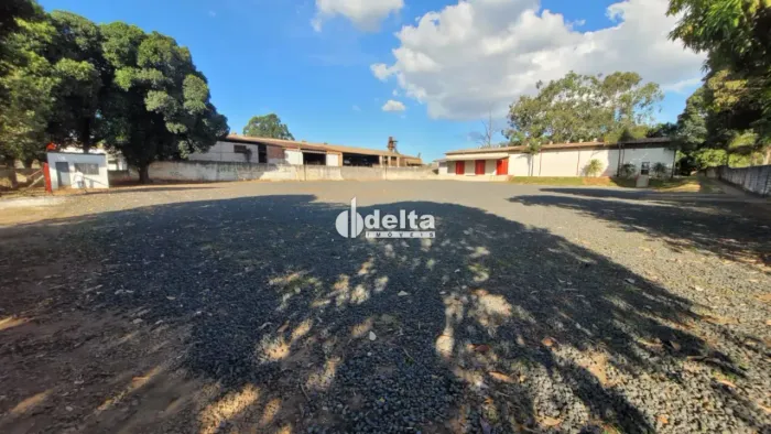 Galpão disponível para locação no Distrito Industrial em Uberlândia-MG
