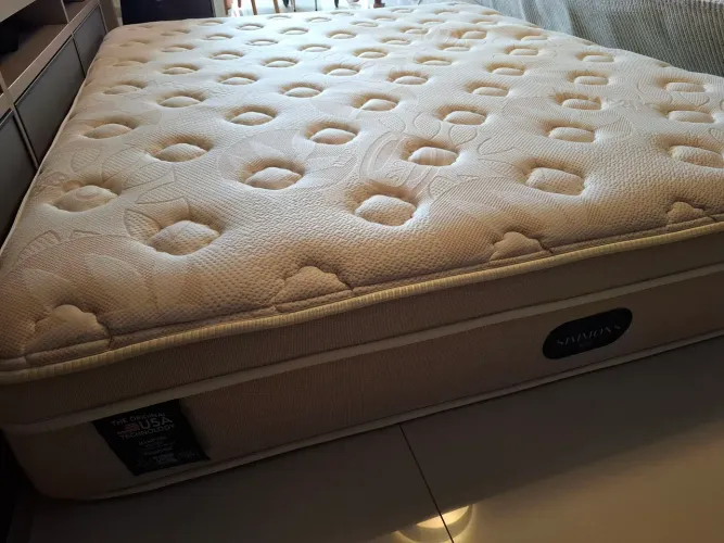 Colchão de casal marca Simmons molas ensacadas Tam Queen