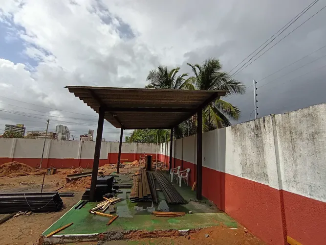 Vendo essa garagem completa para tirar do lugar as telhas e a madeira
