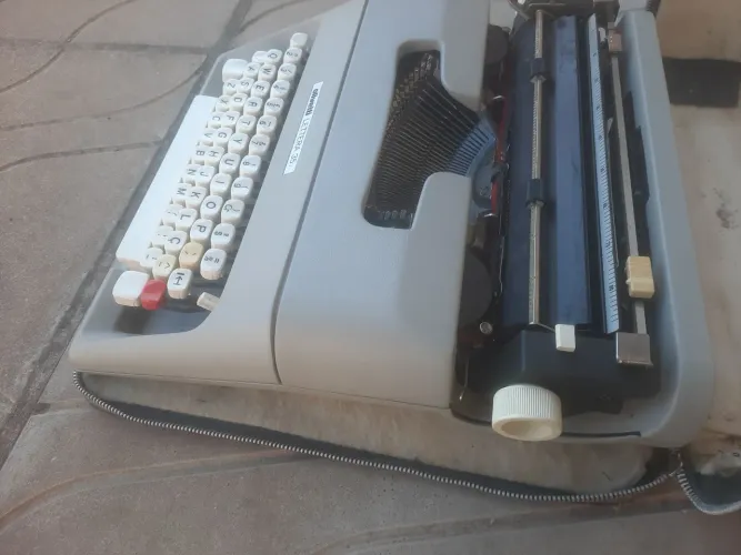 Maquina de escrever olivetti