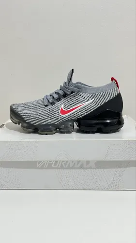 Tênis Nike Air VaporMax Flyknit 3 na cor Particle Grey/Black/Iron Grey/University Red