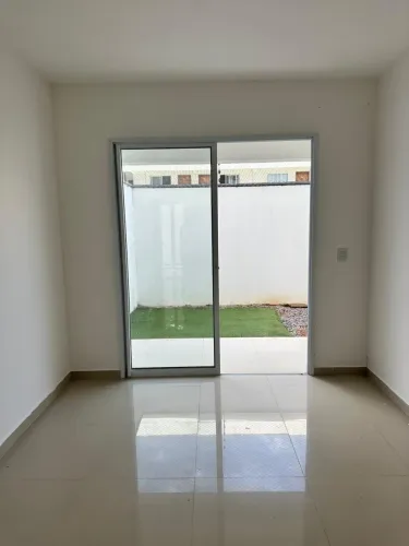Porta de vidro com esquadrilha branca