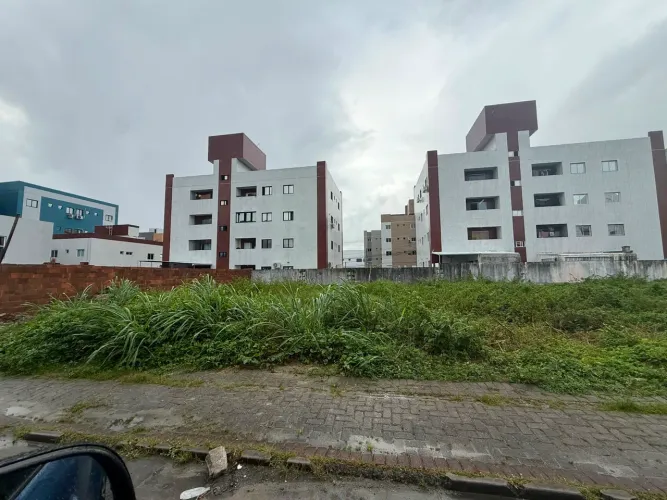 OPORTUNIDADE de Construir um prédio em 03 lotes. Ótima localização e posição frente SUL!