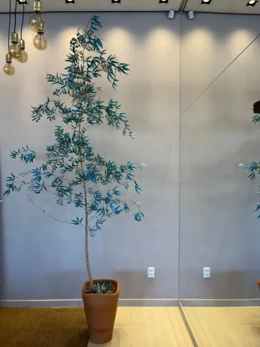 Planta Artificial Realista com Vaso Decorativo Grande (Alto Padrão)
