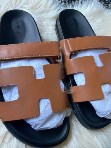 Sandália Hèrmes em couro na cor Camel linha premium 