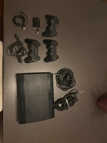 PS3 Super Slim + 24 jogos originais + Rocksmith com cabo + 2 controles