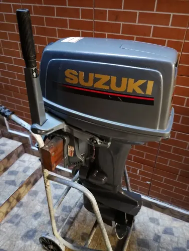 Motor de popa Suzuki 25 HP único dono 