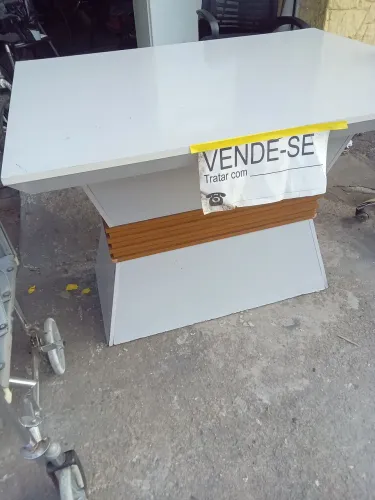 Mesa branca de madeira