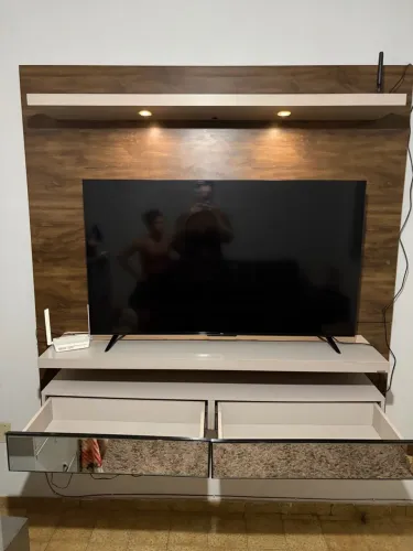 Rack painel madeira com duas gavetas grandes espelhadas, iluminação acoplada. 70 x 70
