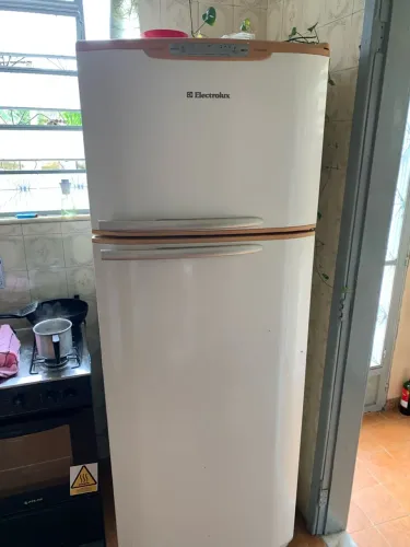 *LEIA A DESCRIÇÃO* Vendo Geladeira Eletrolux 