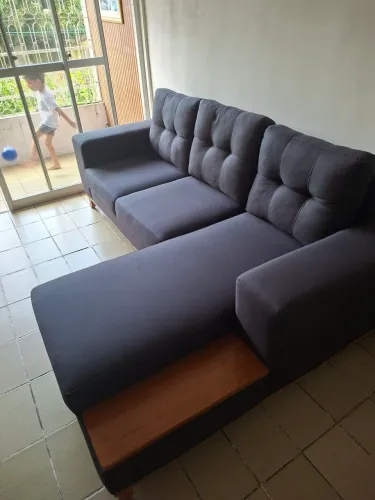 Sofá Living com Chaise e Deck de Madeira Jatobá - Tecido Linho e Espuma D-33