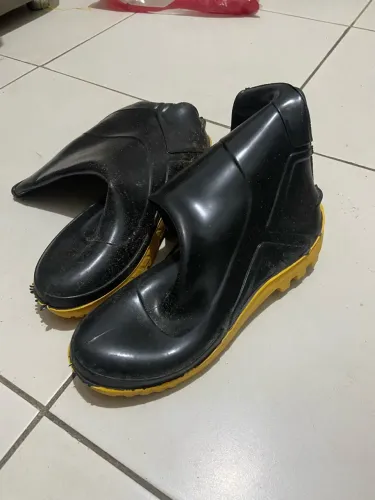 BOTA/BOTINA IMPERMEÁVEL PVC VUCAFLEX NUNCA USADA