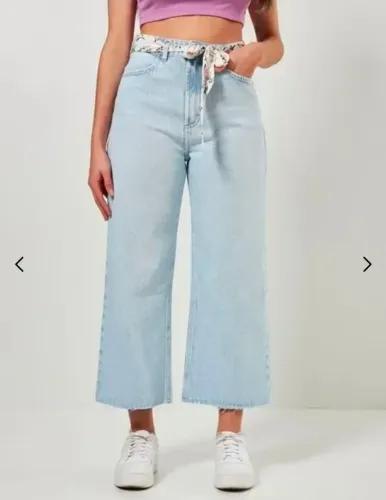 Calça jeans pantacourt com cinto floral Youcom 