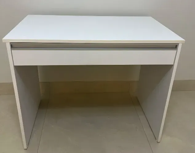 Mesa com gaveta branca