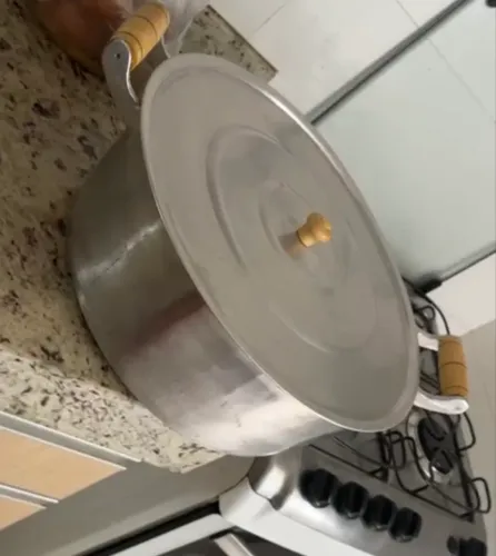 Panela com tampa de alumínio batido tamanho 40