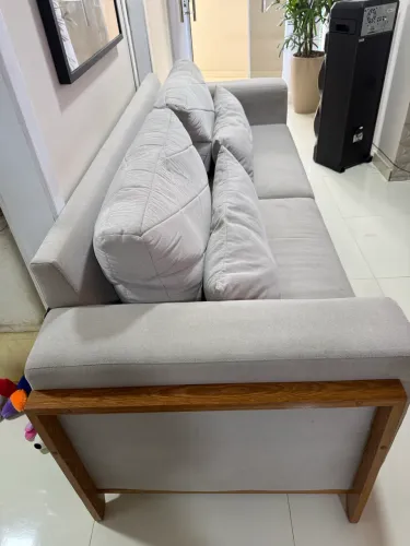 Sofá três lugares linho