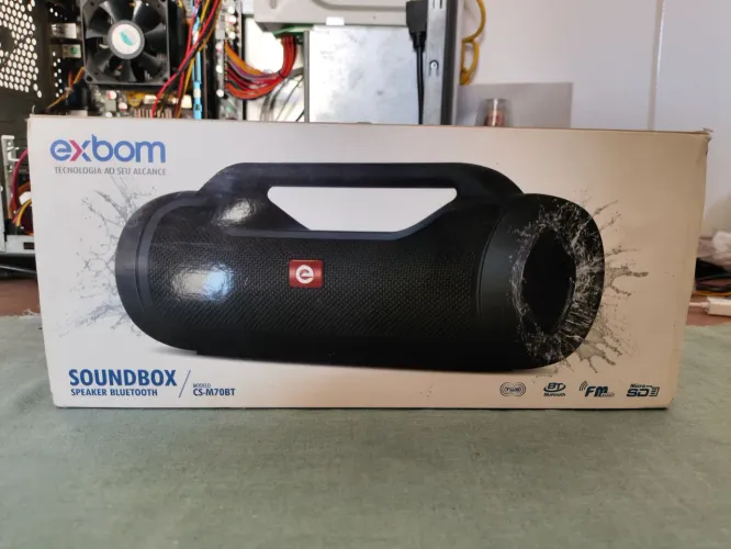 Caixa de som Bluetooth , com FM , microfone , cartão e USB.