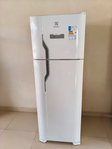 Geladeira Elétrolux 310 litros Frost Free 220-Nova
