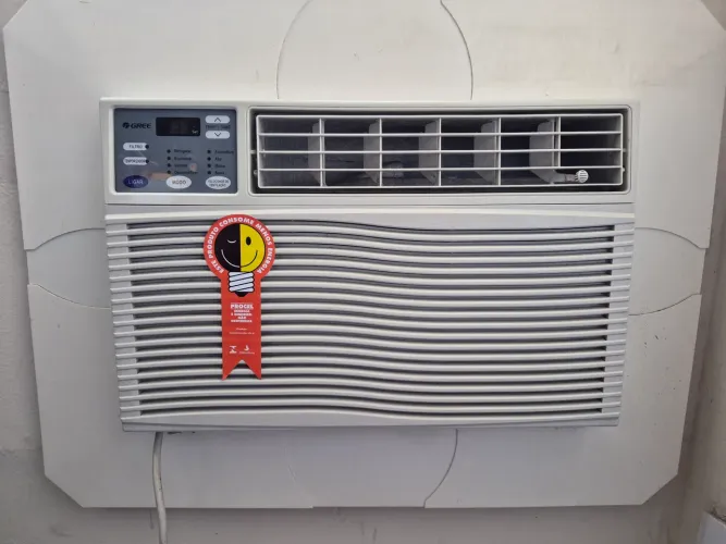 Ar-condicionado digital Gree 7500 BTU 127V com controle remoto - Seminovo