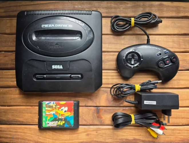 Mega Drive III (Sega) com Jogo do Pica-Pau