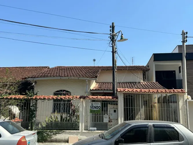 CASA INDEPENDENTEMENTE A VENDA EM MURIQUI