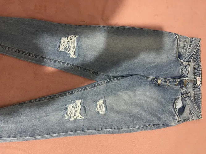 Calça jeans com detalhes na perna 