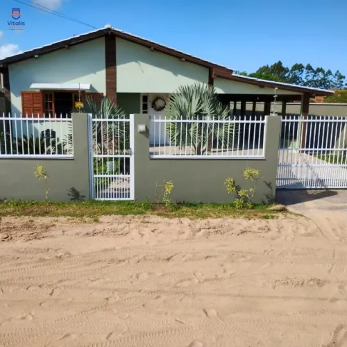 Casa em Imbituba, localizada no bairro Alto Arroio, a 2km até a lagoa de Ibiraquera