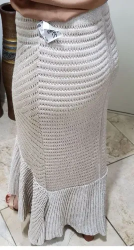 Saia nova, modelo sereia dourada com fios de Lurex