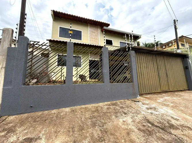 SOBRADO SEMIMOBILIADO COM PISCINA À VENDA NO CENTRO DE APUCARANA.