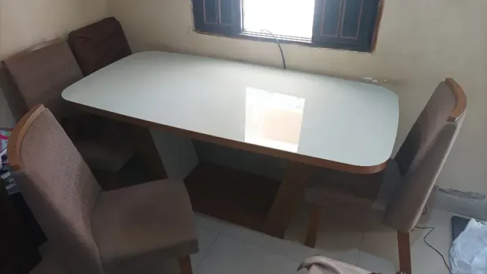 Mesa de jantar retangular 6 cadeiras super nova , 2 cadeiras q não foi nem usadas !!