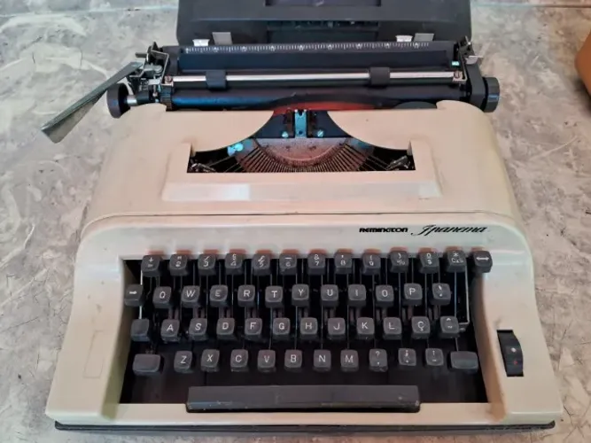 Máquina de escrever remington Ipanema