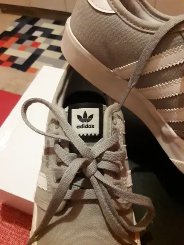 Tênis Adidas (Tamanho 34)