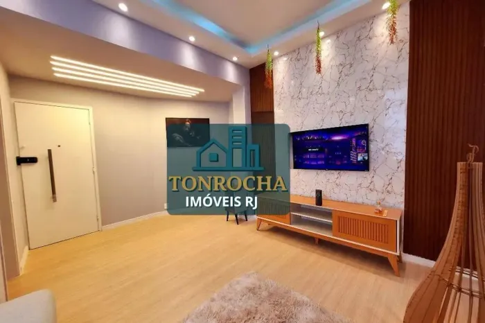 Apto com 70 m², 2 quartos e 2 banheiros no total. Mobiliado Próx. ao metrô