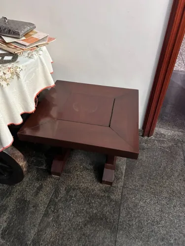 Mesa de canto em madeira maciça