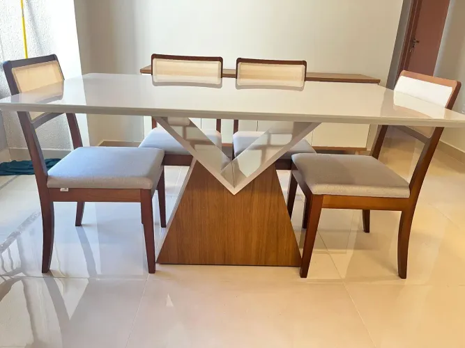 Mesa resistente de madeira maciça