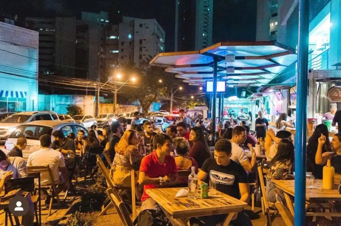 Alugo ponto comercial na avenida 17 de agosto esquina com a estrada das Ubaias.